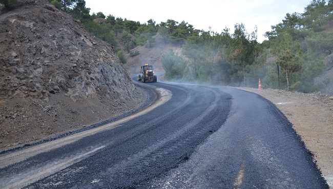 KAMİL YOLUNDA YAPILAN GENİŞLETME ÇALIŞMASI RAHATLIK SAĞLAYACAK. (İSMAİL KABAKDERE/ÇORUM-İHA)