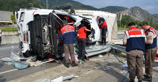 ÇORUM’DAKİ KAZADA ŞOFÖR AĞIR YARALANDI