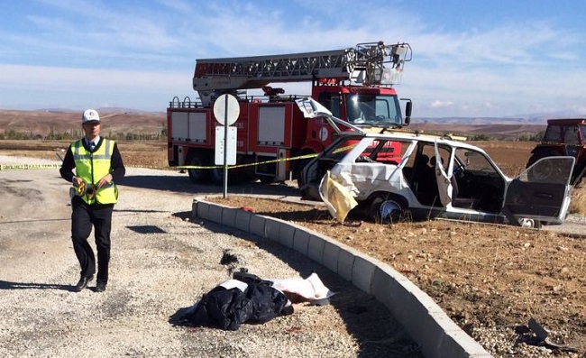 ÇORUM'UN ALACA İLÇESİNDE MEYDANA GELEN TRAFİK KAZASINDA 4 KİŞİ HAYATINI KAYBETTİ, 3 KİŞİ YARALANDI. (İHA/ÇORUM-İHA)