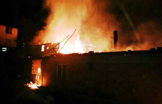 ÇORUM’UN İSKİLİP İLÇESİNDE ÇIKAN YANGINDA 2 EV TAMAMEN YANDI. (TUNCAY MUMCU/ÇORUM-İHA)