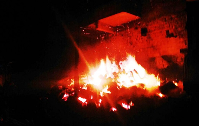 ÇORUM’UN İSKİLİP İLÇESİNDE ÇIKAN YANGINDA 2 EV TAMAMEN YANDI. (TUNCAY MUMCU/ÇORUM-İHA)