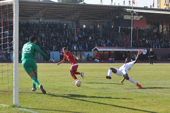 ZİRAAT TÜRKİYE KUPASI 3. ELEME TURU'NDA SPOR TOTO 3. LİG EKİPLERİNDEN ÇORUM BELEDİYESPOR, TRABZONSPOR İLE KARŞILAŞTI. RAKİBİNİ UZATMALARDA 2-1 MAĞLUP EDEN TRABZONSPOR KUPADA GRUPLARA KALAN TARAF OLDU. (İHA/ÇORUM-İHA)