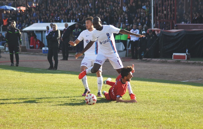 ZİRAAT TÜRKİYE KUPASI 3. ELEME TURU'NDA SPOR TOTO 3. LİG EKİPLERİNDEN ÇORUM BELEDİYESPOR, TRABZONSPOR İLE KARŞILAŞTI. RAKİBİNİ UZATMALARDA 2-1 MAĞLUP EDEN TRABZONSPOR KUPADA GRUPLARA KALAN TARAF OLDU. (İHA/ÇORUM-İHA)