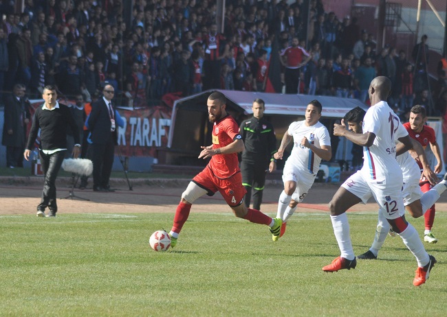 ZİRAAT TÜRKİYE KUPASI 3. ELEME TURU'NDA SPOR TOTO 3. LİG EKİPLERİNDEN ÇORUM BELEDİYESPOR, TRABZONSPOR İLE KARŞILAŞTI. RAKİBİNİ UZATMALARDA 2-1 MAĞLUP EDEN TRABZONSPOR KUPADA GRUPLARA KALAN TARAF OLDU. (İHA/ÇORUM-İHA)