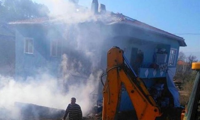 İKİ KATLI EVDE ÇIKAN YANGIN KORKUTTU