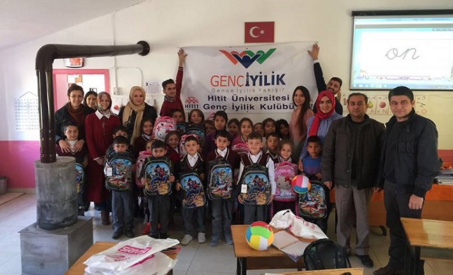 GENÇ İYİLİK ÇOCUKLARI SEVİNDİRDİ
