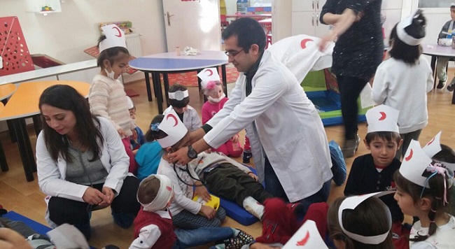 KARŞIYAKA’NIN MİNİKLERİ KIZILAYI TANIDI
