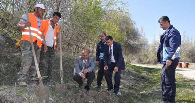 ÇORUM BAYAT BELEDİYESİ YEŞİL BİR BAYAT İÇİN ÇALIŞMALARINI HIZLA DEVAM ETTİRİYOR. (M. MUTTALİP YALÇIN/ÇORUM-İHA)