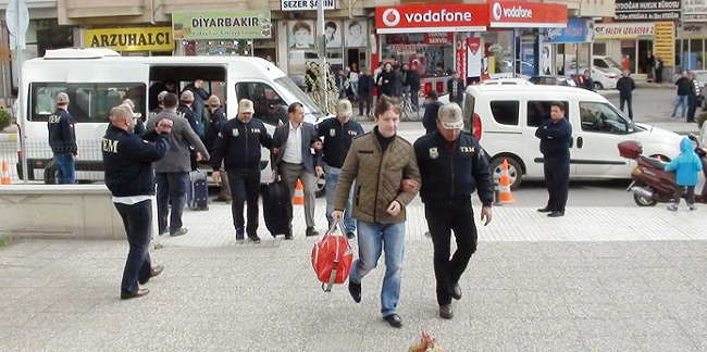 ÇORUM'DA FETÖ SORUŞTURMASI KAPSAMINDA GÖZALTINA ALINAN 9 KİŞİ ADLİYEYE SEVK EDİLDİ. (M. MUTTALİP YALÇIN/ÇORUM-İHA)