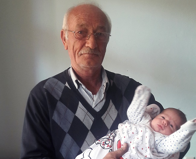 ÇORUM'UN OSMANCIK İLÇESİ'NE BAĞLI AŞIKBÜKÜ KÖYÜNDE YENİ DOĞAN BİR BEBEĞE 15 TEMMUZ KAHRAMANLARINDAN ŞEHİT ASTSUBAY KIDEMLİ BAŞÇAVUŞ ÖMER HALİSDEMİR'İN İSMİ VERİLDİ (İSMAİL KABAKDERE/ÇORUM-İHA)