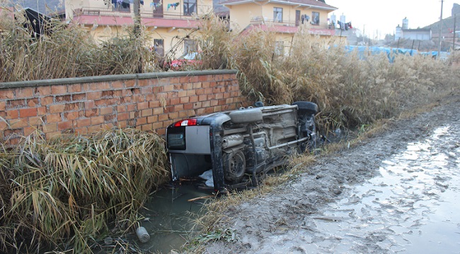 OTOMOBİL SU KANALINA UÇTU: 3 YARALI