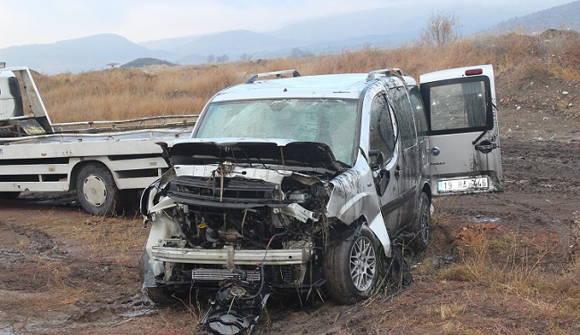 ÇORUM'UN OSMANCIK İLÇESİNDE OTOMOBİLİN SU KANALINA DÜŞMESİ SONUCU MEYDANA GELEN TRAFİK KAZASINDA 3 KİŞİ YARALANDI. (İSMAİL KABAKDERE/ÇORUM-İHA)