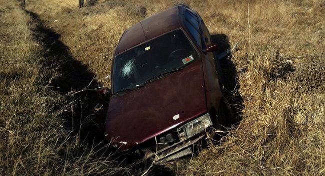 OTOMOBİL TARLAYA UÇTU: 1 YARALI