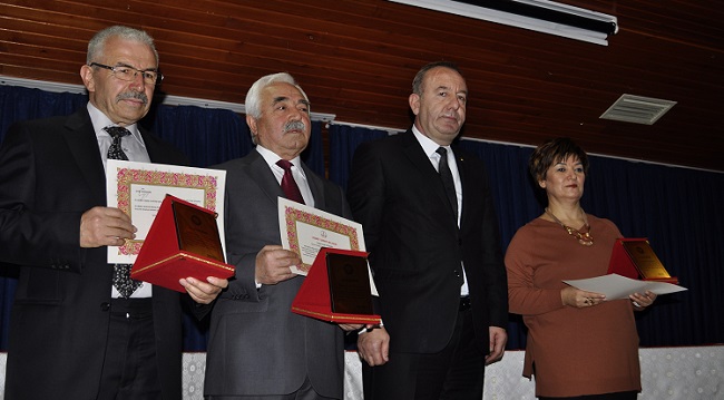 EMEKLİ ÖĞRETMENLER HEDİYELERİ VERİLDİ (SERKAN ŞANSEVER/ÇORUM-İHA)