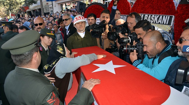 ŞIRNAK CUDİ DAĞI BÖLGESİ ÇAKIR SÖĞÜT MEVKİİNDE EL YAPIMI PATLAYICININ İNFİLAK ETMESİ SONUCU ŞEHİT DÜŞEN UZMAN ÇAVUŞ TUNCAY ARSLAN (26) MEMLEKETİ ANTALYA’NIN KORKUTELİ İLÇESİNDE SON YOLCULUĞUNA UĞURLANDI. ŞEHİDİN YAKINLARI TABUTA SARILARAK GÖZYAŞLARINA BOĞULDU. (ADEM AKALAN - ADEM DURMAZ/ANTALYA-İHA)