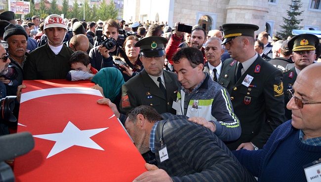 ŞIRNAK CUDİ DAĞI BÖLGESİ ÇAKIR SÖĞÜT MEVKİİNDE EL YAPIMI PATLAYICININ İNFİLAK ETMESİ SONUCU ŞEHİT DÜŞEN UZMAN ÇAVUŞ TUNCAY ARSLAN (26) MEMLEKETİ ANTALYA’NIN KORKUTELİ İLÇESİNDE SON YOLCULUĞUNA UĞURLANDI. ŞEHİT BABASI, OĞLUNUN TABUTUNU ÖPTÜ. (ADEM AKALAN - ADEM DURMAZ/ANTALYA-İHA)