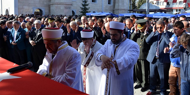 ŞIRNAK CUDİ DAĞI BÖLGESİ ÇAKIR SÖĞÜT MEVKİİNDE EL YAPIMI PATLAYICININ İNFİLAK ETMESİ SONUCU ŞEHİT DÜŞEN UZMAN ÇAVUŞ TUNCAY ARSLAN (26) MEMLEKETİ ANTALYA’NIN KORKUTELİ İLÇESİNDE SON YOLCULUĞUNA UĞURLANDI. (ADEM AKALAN - ADEM DURMAZ/ANTALYA-İHA)