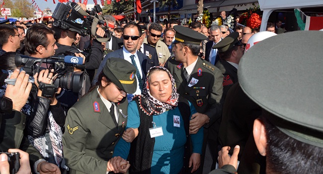ŞIRNAK CUDİ DAĞI BÖLGESİ ÇAKIR SÖĞÜT MEVKİİNDE EL YAPIMI PATLAYICININ İNFİLAK ETMESİ SONUCU ŞEHİT DÜŞEN UZMAN ÇAVUŞ TUNCAY ARSLAN (26) MEMLEKETİ ANTALYA’NIN KORKUTELİ İLÇESİNDE SON YOLCULUĞUNA UĞURLANDI. ŞEHİDİN ANNESİ AYAKTA DURMAKTA GÜÇLÜK ÇEKTİ. (ADEM AKALAN - ADEM DURMAZ/ANTALYA-İHA)