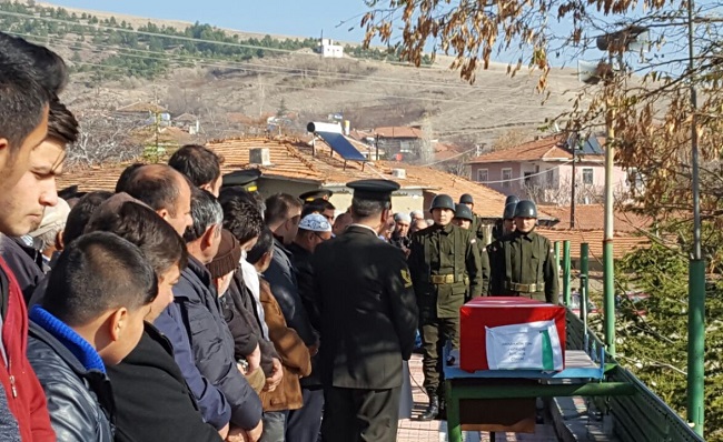 ANTALYA’DA ODUN YÜKLÜ KAMYON İLE OTOMOBİLİN ÇARPIŞMASI SONUCU MEYDANA GELEN TRAFİK KAZASINDA HAYATINI KAYBEDEN UZMAN ÇAVUŞ HÜSEYİN TOM, MEMLEKETİ ÇORUM'UN SUNGURLU İLÇESİNE BAĞLI ARİFEGAZİLİ KÖYÜNDE SON YOLCULUĞUNA UĞURLANDI. (SERKAN ŞANSEVER/ÇORUM-İHA)