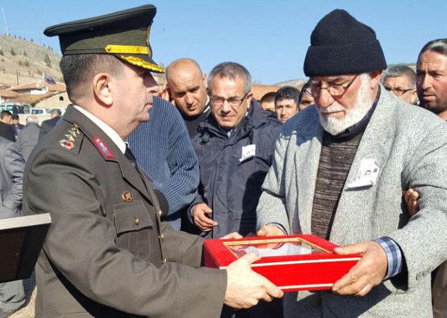 TRAFİK KAZASINDA HAYATINI KAYBEDEN UZMAN ÇAVUŞ HÜSEYİN TOM, TOPRAĞA VERİLDİ. ŞEHİDİN AİLESİNE TÜRK BAYRAĞI TESLİM EDİLDİ. (SERKAN ŞANSEVER/ÇORUM-İHA)