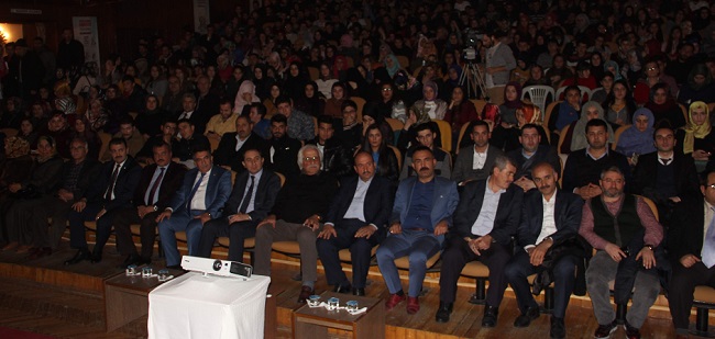 TARİHÇİ-YAZAR YAVUZ BAHADIROĞLU, YÜKSEK ÖĞRENİM KREDİ VE YURTLAR KURUMU (KYK) ÇORUM İL MÜDÜRLÜĞÜ'NCE "ÇINARALTI GENÇLİK SÖYLEŞİLERİ PROJESİ" KAPSAMINDA ÜNİVERSİTE ÖĞRENCİLERİYLE BİR ARAYA GELEREK 'ASIRLARDIR SÖNMEYEN KANDİLLER' KONULU BİR KONFERANS VERDİ. (M. MUTTALİP YALÇIN/ÇORUM-İHA)