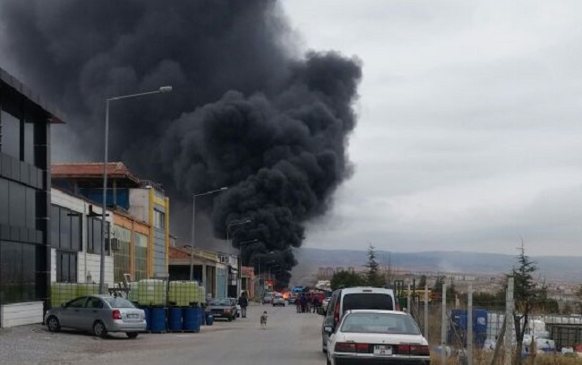 SANAYİ SİTESİNDE YANGIN KORKUTTU