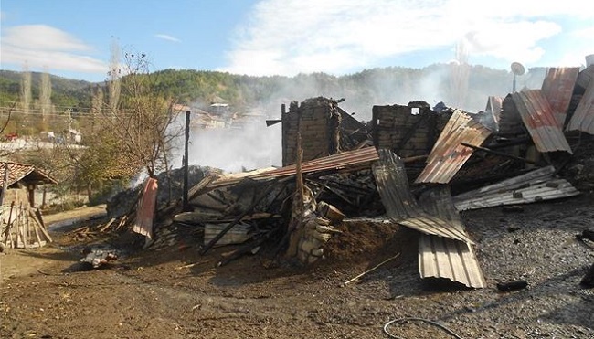 İKİ KATLI EV YANGINDA KÜL OLDU