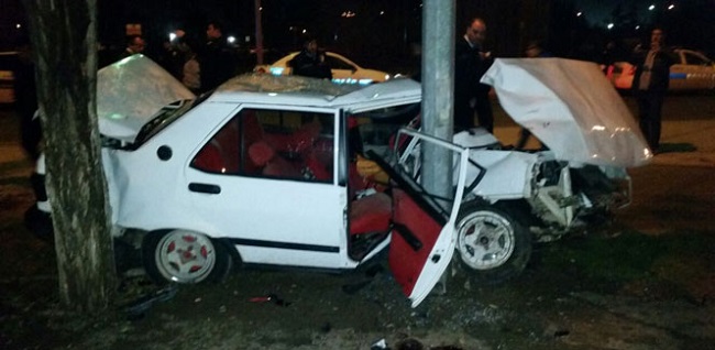 OTOMOBİL DİREĞE ÇARPARAK DURABİLDİ