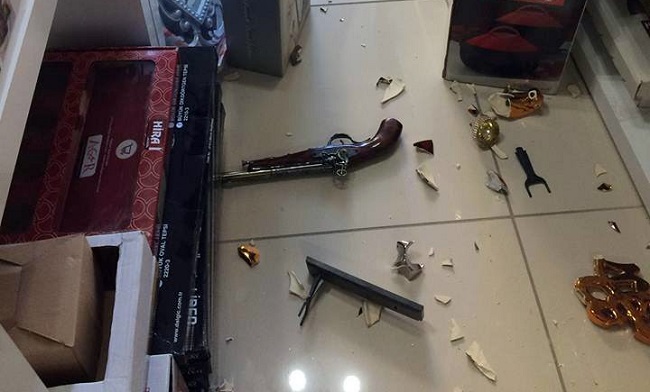 ÇORUM’UN İSKİLİP BEŞİK GİBİ SALLANMAYA DEVAM EDİYOR. DEPREM NEDENİYLE İLÇEDE BULUNAN BAZI EV, İŞYERİ VE KAMU KURUMLARININ CAMLARI KIRILIRKEN, DUVARLARINDA ÇATLAKLAR MEYDANA GELDİ. (M. MUTTALİP YALÇIN/ÇORUM-İHA)