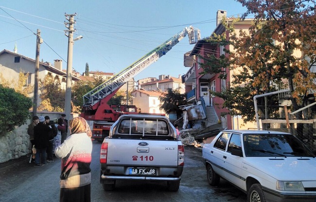 ÇORUM’UN İSKİLİP BEŞİK GİBİ SALLANMAYA DEVAM EDİYOR. DEPREM NEDENİYLE İLÇEDE BULUNAN BAZI EV, İŞYERİ VE KAMU KURUMLARININ CAMLARI KIRILIRKEN, DUVARLARINDA ÇATLAKLAR MEYDANA GELDİ. (M. MUTTALİP YALÇIN/ÇORUM-İHA)