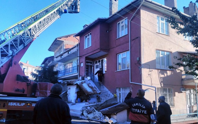 ÇORUM’UN İSKİLİP BEŞİK GİBİ SALLANMAYA DEVAM EDİYOR. DEPREM NEDENİYLE İLÇEDE BULUNAN BAZI EV, İŞYERİ VE KAMU KURUMLARININ CAMLARI KIRILIRKEN, DUVARLARINDA ÇATLAKLAR MEYDANA GELDİ. (M. MUTTALİP YALÇIN/ÇORUM-İHA)