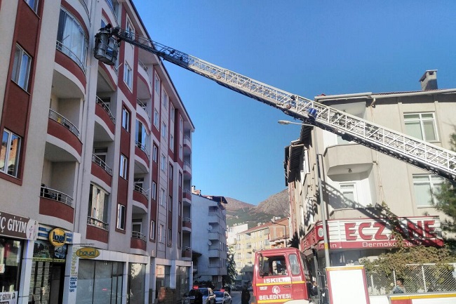 ÇORUM’UN İSKİLİP BEŞİK GİBİ SALLANMAYA DEVAM EDİYOR. DEPREM NEDENİYLE İLÇEDE BULUNAN BAZI EV, İŞYERİ VE KAMU KURUMLARININ CAMLARI KIRILIRKEN, DUVARLARINDA ÇATLAKLAR MEYDANA GELDİ. (M. MUTTALİP YALÇIN/ÇORUM-İHA)