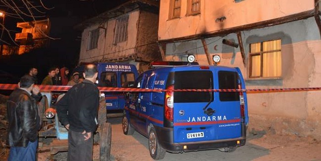 KÖYDE EŞİ TARAFINDAN ÖLÜ BULUNDU