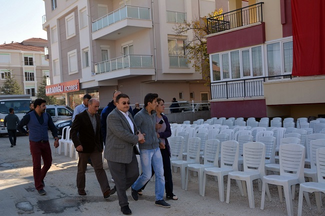 ŞIRNAK CUDİ DAĞI BÖLGESİ ÇAKIR SÖĞÜT MEVKİİNDE, TERÖRİSTLERİN EL YAPIMI PATLAYICIYI İNFİLAK ETMESİ SONUCU ŞEHİT DÜŞEN UZMAN ÇAVUŞ TUNCAY ARSLAN’NIN, ANTALYA’NIN KORKUTELİ İLÇESİNDEKİ BABA EVİNE ATEŞ DÜŞTÜ. ŞEHİDİN EVİNİNİN DUVARINA TÜRK BAYRAĞI ASILDI, SOKAK DA TÜRK BAYRAKLARI İLE DONATILDI. (ADEM DURMAZ/ANTALYA-İHA)