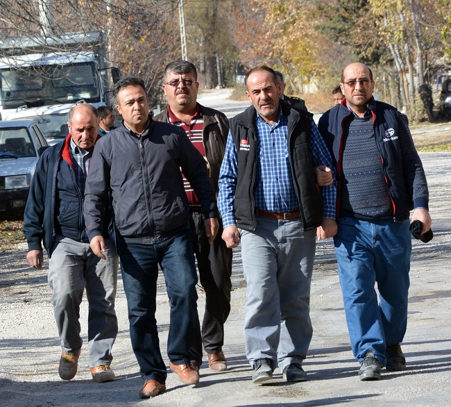 ŞEHİT BABASI CELAL ARSLAN (ORTADA), GÜÇLÜKLE AYAKTA DURABİLDİ. (ADEM DURMAZ/ANTALYA-İHA)