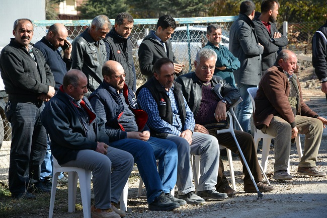 ŞIRNAK CUDİ DAĞI BÖLGESİ ÇAKIR SÖĞÜT MEVKİİNDE, TERÖRİSTLERİN EL YAPIMI PATLAYICIYI İNFİLAK ETMESİ SONUCU ŞEHİT DÜŞEN UZMAN ÇAVUŞ TUNCAY ARSLAN’NIN, ANTALYA’NIN KORKUTELİ İLÇESİNDEKİ BABA EVİNE ATEŞ DÜŞTÜ. ŞEHİDİN EVİNİNİN DUVARINA TÜRK BAYRAĞI ASILDI, SOKAK DA TÜRK BAYRAKLARI İLE DONATILDI. (ADEM DURMAZ/ANTALYA-İHA)