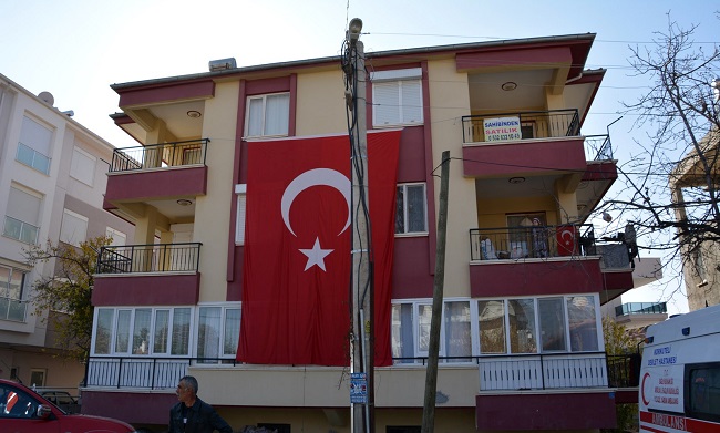 ŞIRNAK CUDİ DAĞI BÖLGESİ ÇAKIR SÖĞÜT MEVKİİNDE, TERÖRİSTLERİN EL YAPIMI PATLAYICIYI İNFİLAK ETMESİ SONUCU ŞEHİT DÜŞEN UZMAN ÇAVUŞ TUNCAY ARSLAN’NIN, ANTALYA’NIN KORKUTELİ İLÇESİNDEKİ BABA EVİNE ATEŞ DÜŞTÜ. ŞEHİDİN EVİNİNİN DUVARINA TÜRK BAYRAĞI ASILDI, SOKAK DA TÜRK BAYRAKLARI İLE DONATILDI. (ADEM DURMAZ/ANTALYA-İHA)