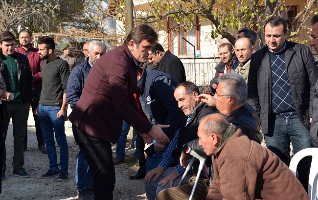 ŞIRNAK CUDİ DAĞI BÖLGESİ ÇAKIR SÖĞÜT MEVKİİNDE, TERÖRİSTLERİN EL YAPIMI PATLAYICIYI İNFİLAK ETMESİ SONUCU ŞEHİT DÜŞEN UZMAN ÇAVUŞ TUNCAY ARSLAN’NIN, ANTALYA’NIN KORKUTELİ İLÇESİNDEKİ BABA EVİNE ATEŞ DÜŞTÜ. ŞEHİDİN EVİNİNİN DUVARINA TÜRK BAYRAĞI ASILDI, SOKAK DA TÜRK BAYRAKLARI İLE DONATILDI. (ADEM DURMAZ/ANTALYA-İHA)