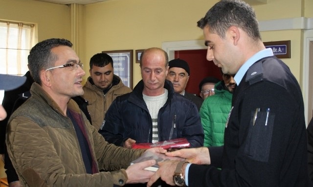 KÖYLÜLERDEN POLİSE ANLAMLI HEDİYE