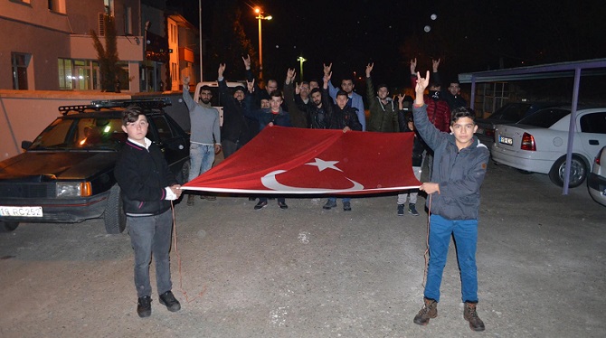ÜLKÜCÜLERDEN POLİSE DESTEK YÜRÜYÜŞÜ