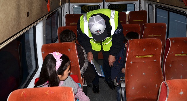 OKUL SERVİSLERİNİ DENETLEYEN TRAFİK EKİPLERİ, ÖĞRENCİLERE EMNİYET KEMERİNİN ÖNEMİNİ ANLATARAK, EMNİYET KEMERLERİNİ TAKMALARI KONUSUNDA UYARIDA BULUNDULAR. (İSMAİL KABAKDERE/ÇORUM-İHA)