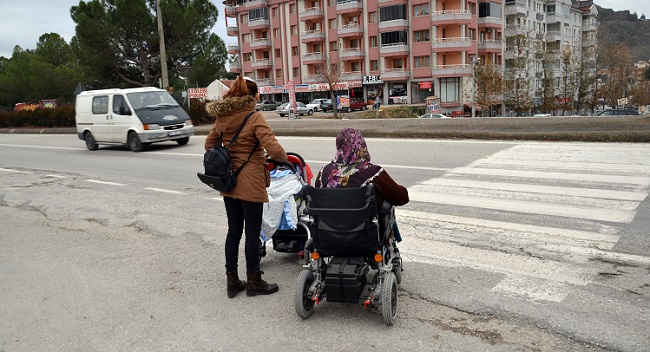 BEBEK ARABASI VE ENGELLİ ARACI İLE KARŞIYA GEÇMEYE ÇALIŞAN VATANDAŞLAR ORTA REFÜJDE ENGELLE KARŞILAŞIYORLAR. (İSMAİL KABAKDERE/ÇORUM-İHA)