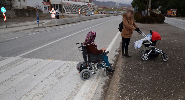 D-100 KARAYOLU ÜZERİNDE YAYA GEÇİDİ ÇİZGİSİ OLAN YAYALAR İÇİN KARŞIYA GEÇİŞ ARALIĞI YOK. (İSMAİL KABAKDERE/ÇORUM-İHA)
