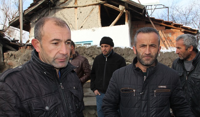 MUSTAFA ŞAHİN (SOLDA), ŞEHİT AMCASININ OĞLU İLE DÜN TELEFONDA GÖRÜŞTÜĞÜNÜ SÖYLEDİ. BEKİR ŞAHİN(SAĞDA) İSE, EN SON AĞUSTOS AYINDA AMCASININ OĞLUNUN İZNE GELDİĞİNİ SÖYLEDİ. (M. MUTTALİP YALÇIN/ÇORUM-İHA)