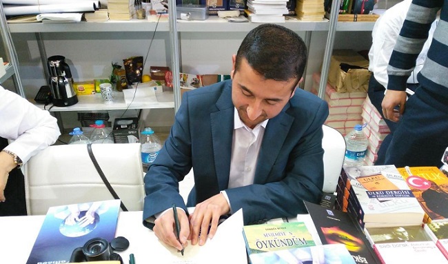 GENÇ ÖĞRETMEN İLK KİTABINI ÇIKARDI
