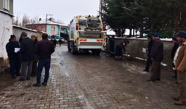 KÖYLERDEKİ ÇÖPLER TOPLANIYOR