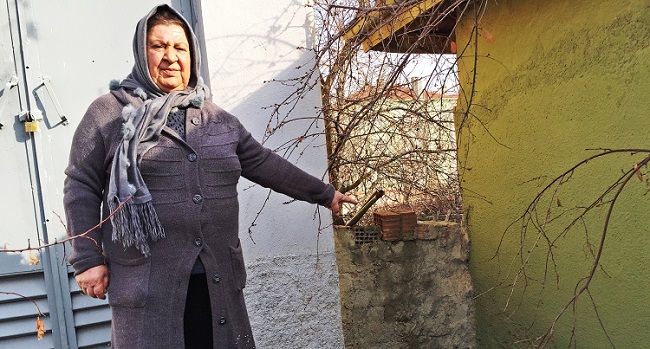 HACETTEPE MAHALLESİ GÖLBAĞLARI MEVKİİNDE İKAMET EDEN ŞÜKRAN ERSAN (58) AİT EVİN BAHÇESİNE KURULAN YÜKSEK GERİLİM HATTI TRAFOSU TEHLİKE SAÇIYOR. (SERKAN ŞANSEVER/ÇORUM-İHA)