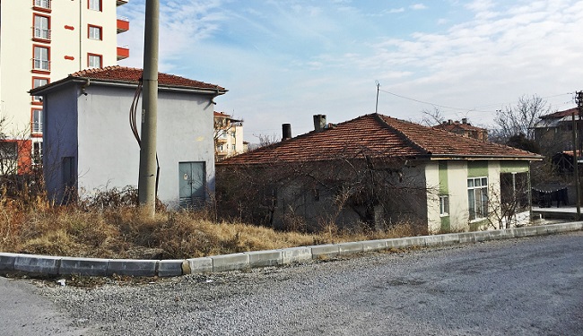 ÇORUM'UN SUNGURLU İLÇESİNDE EVİNE BİTİŞİK HALDE BULUNAN YÜKSEK GERİLİM HATTI TRAFOSU TEHLİKE SAÇIYOR. (SERKAN ŞANSEVER/ÇORUM-İHA)