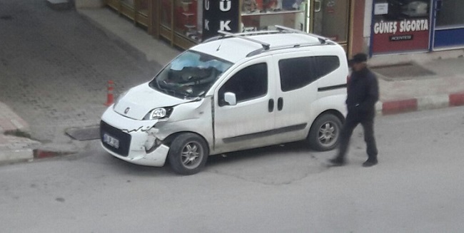 ÇORUM'UN SUNGURLU İLÇESİNDE İKİ ARACIN ÇARPIŞTIĞI KAZADA 2 KİŞİ YARALANDI. (SERKAN ŞANSEVER/ÇORUM-İHA)