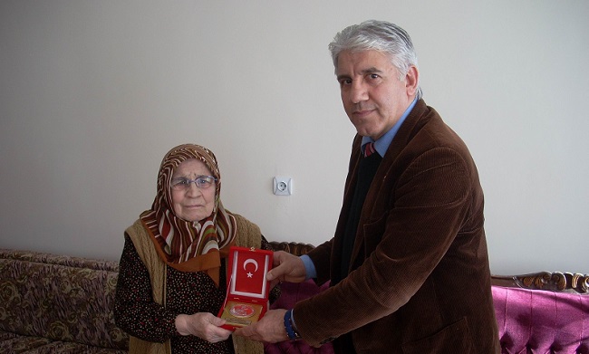 ÇORUM’UN ALACA İLÇESİNDE YAŞAYAN TENAZÜL ÖNCÜL İSİMLİ VATANDAŞ, 5 SENE ÖNCE VEFAT EDEN EŞİ OSMAN ÖNCÜL İLE BİRLİKTE BANKADA BİRİKTİRDİKLERİ TÜM PARASINI MEHMETÇİK VAKFI’NA BAĞIŞLADI. (GÖKHAN İÇKİLLİ/SAMSUN-İHA)